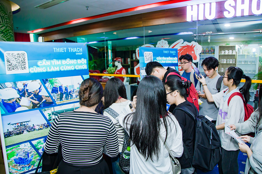 Không khí sôi nổi tại khu vực triển lãm với hoạt động tư vấn nghề nghiệp và phỏng vấn