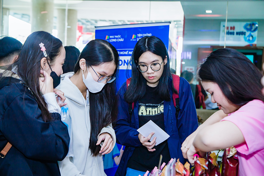 Sinh viên HIU trao đổi trực tiếp với doanh nghiệp tại các gian hàng tuyển dụng