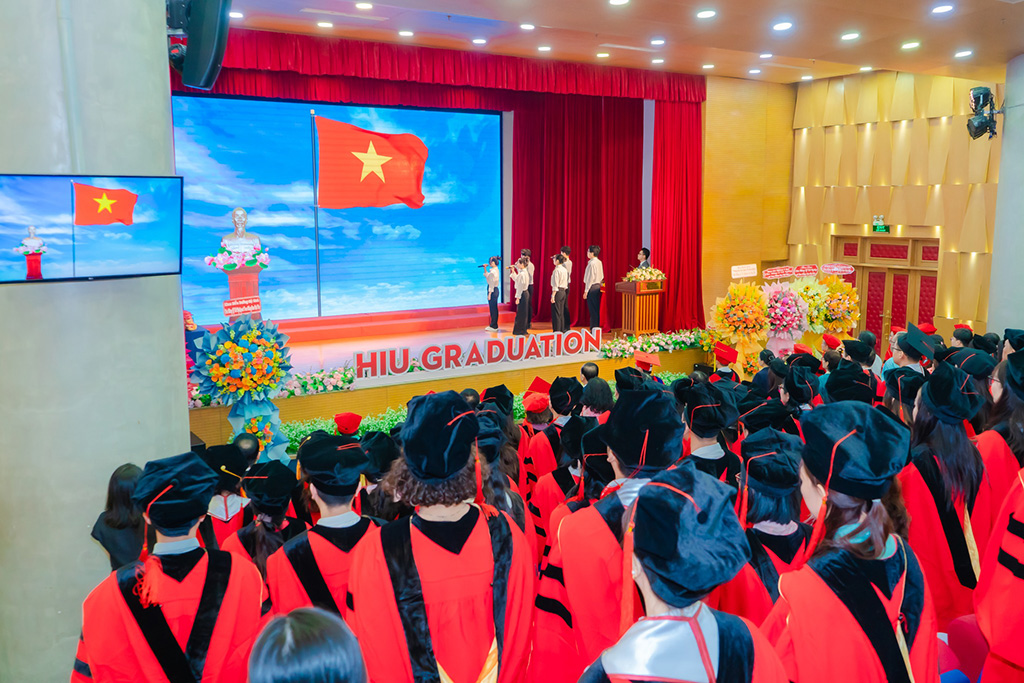 Toàn cảnh Lễ tốt nghiệp và trao bằng tiến sĩ, thạc sĩ, chuyên khoa cấp I cho 434 học viên của Trường Đại học Quốc tế Hồng Bàng, diễn ra sáng 25/1/2026 tại Hội trường Beethoven.