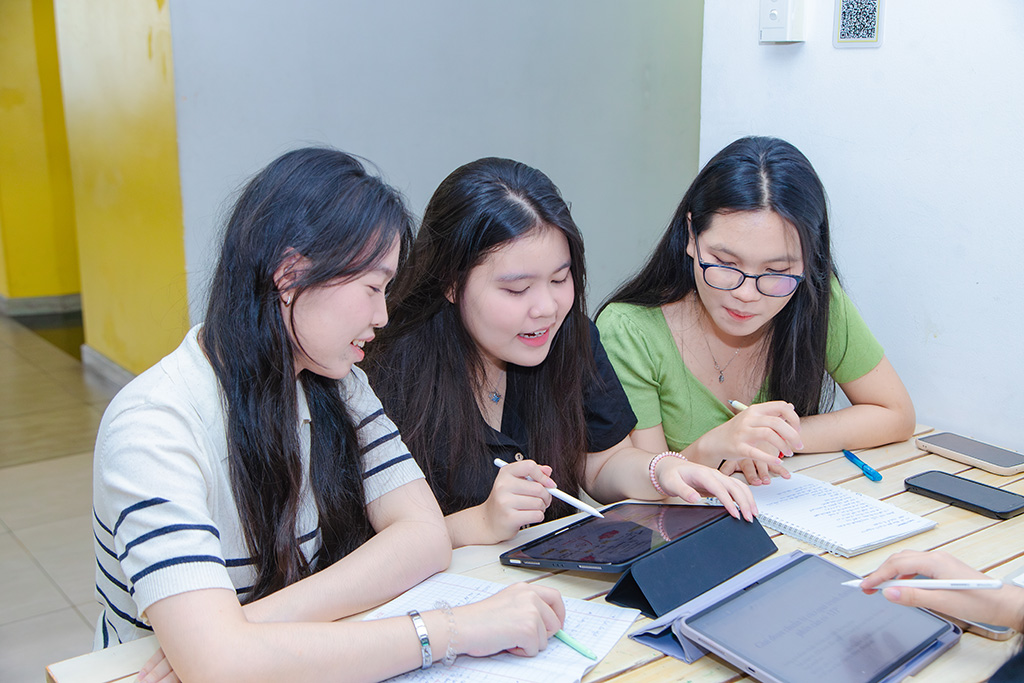 Hân cùng nhóm bạn trao đổi, thảo luận sau giờ học