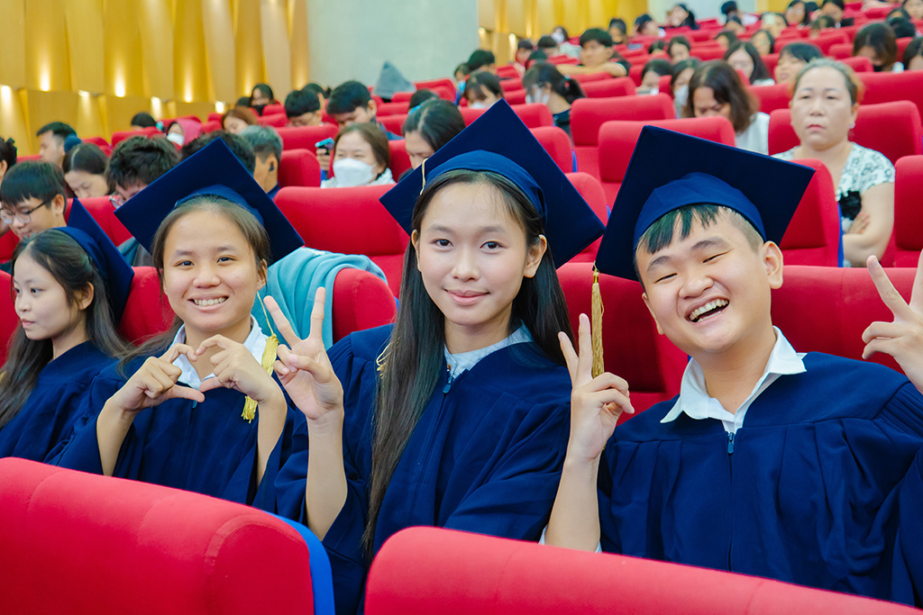 Các bạn sinh viên có mặt từ sớm tại Hội trường Beethoven HIU với tâm trạng háo hức