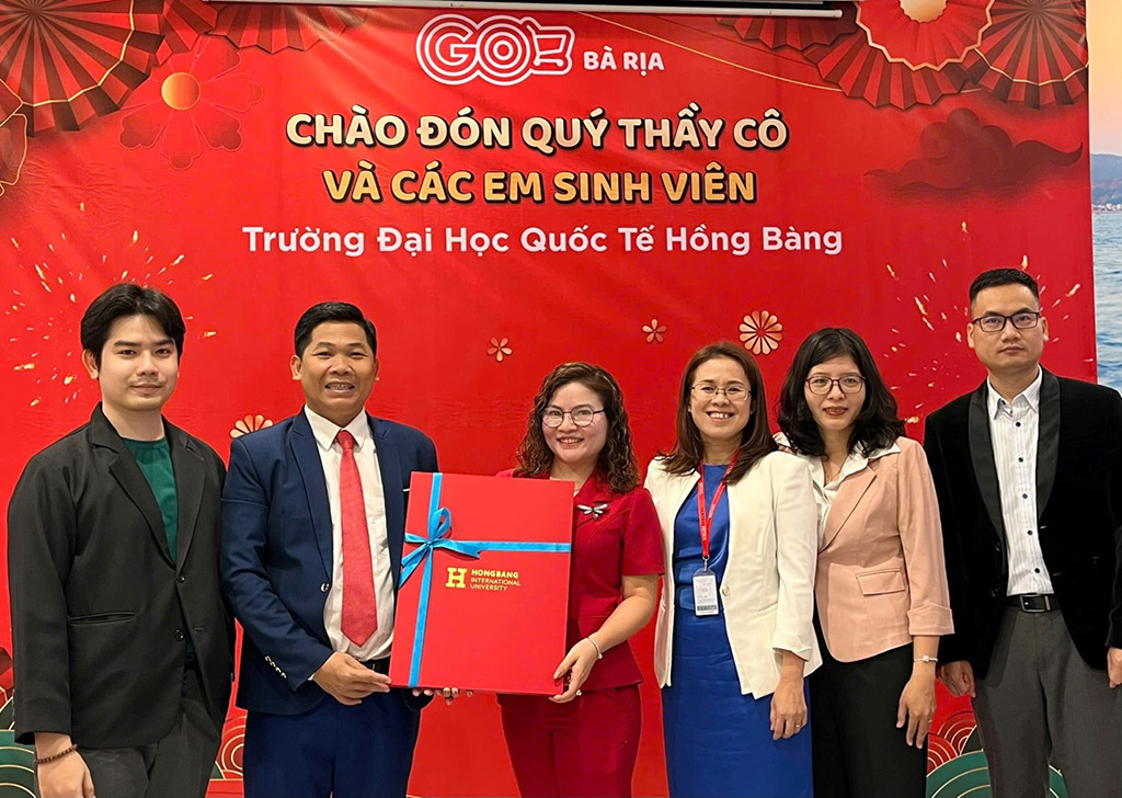 Đại diện giảng viên Trường Đại học Quốc tế Hồng Bàng trao quà lưu niệm đến Ban Giám đốc siêu thị GO! Bà Rịa.