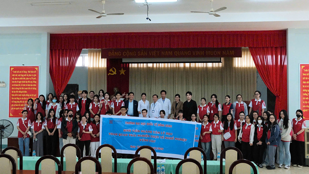 Đoàn Trường Đại học Quốc tế Hồng Bàng chụp ảnh lưu niệm cùng Ban Giám đốc, đội ngũ bác sĩ và các chuyên gia tâm lý của Bệnh viện Sức khỏe Tâm thần Bà Rịa – Vũng Tàu.