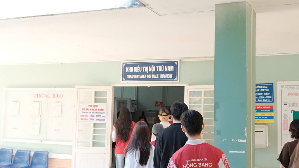 Sinh viên HIU tham quan khu điều trị nội trú nam tại Bệnh viện Tâm thần Bà Rịa - Vũng Tàu