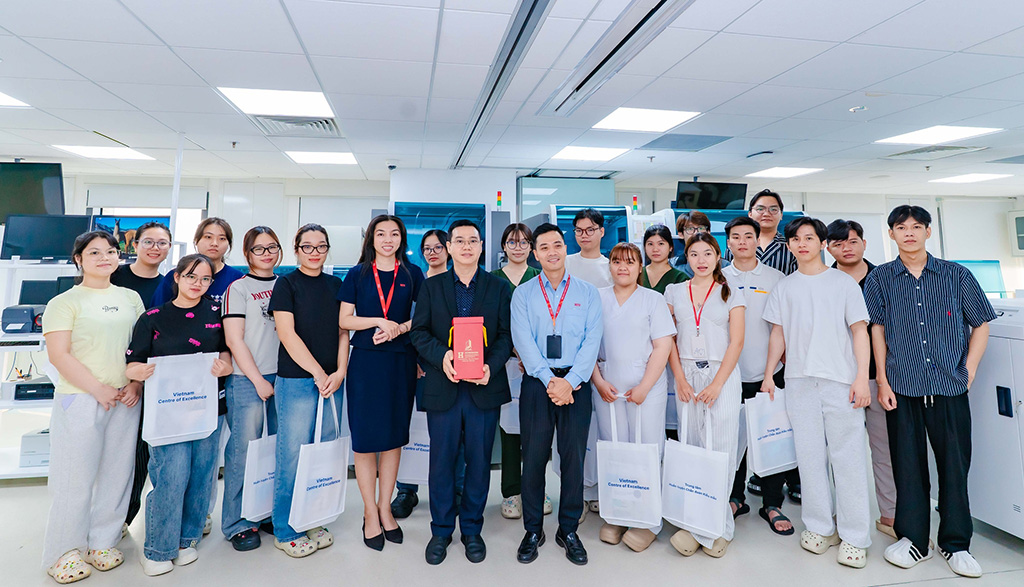 ThS. Vũ Hồng Hải – Phó Trưởng khoa Xét nghiệm Y học HIU (hàng đầu, áo sơ mi xanh) chụp ảnh lưu niệm tại Trung tâm Huấn luyện Chẩn đoán Kiểu mẫu trong kỳ kiến tập của sinh viên.