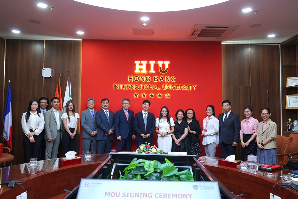 Đại diện hai bên chụp ảnh lưu niệm