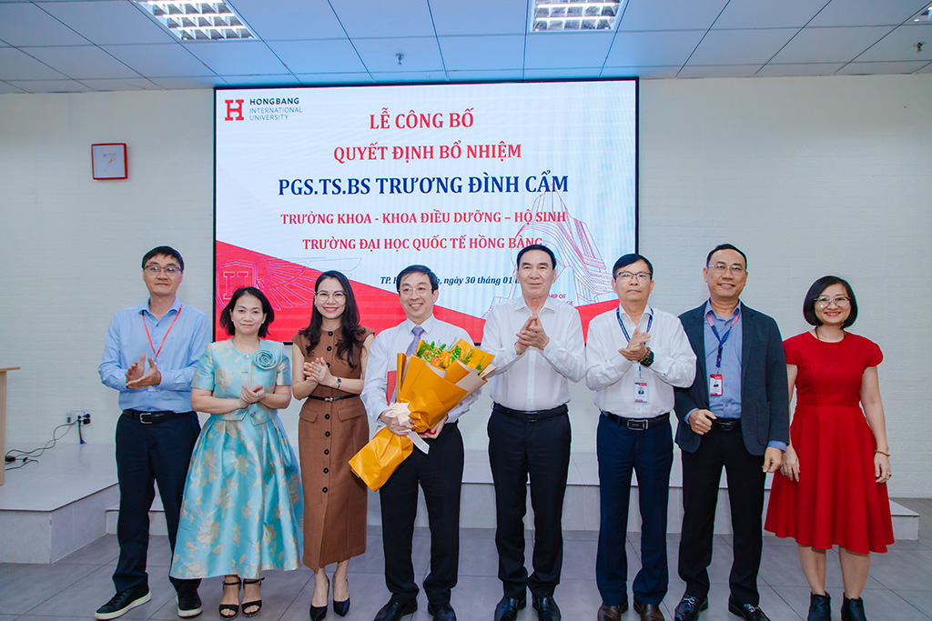 Ban Giám hiệu Trường Đại học Quốc tế Hồng Bàng trao hoa chúc mừng cho PGS.TS.BS Trương Đình Cẩm tại Lễ bổ nhiệm
