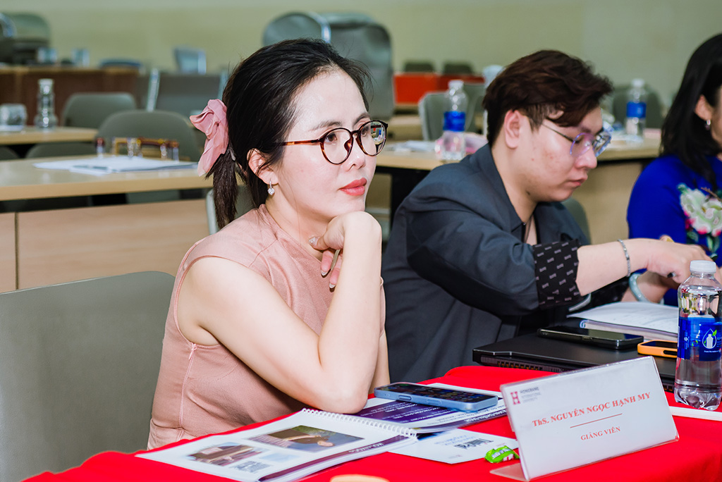 ThS. Nguyễn Ngọc Hạnh My cùng hội đồng chuyên môn theo dõi phần trình bày đồ án tốt nghiệp của sinh viên tại Final Pitching Day 2026