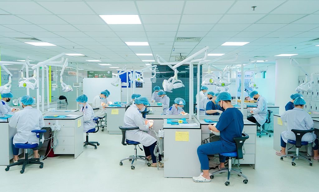 Sinh viên Răng Hàm Mặt thực hành trên phantom