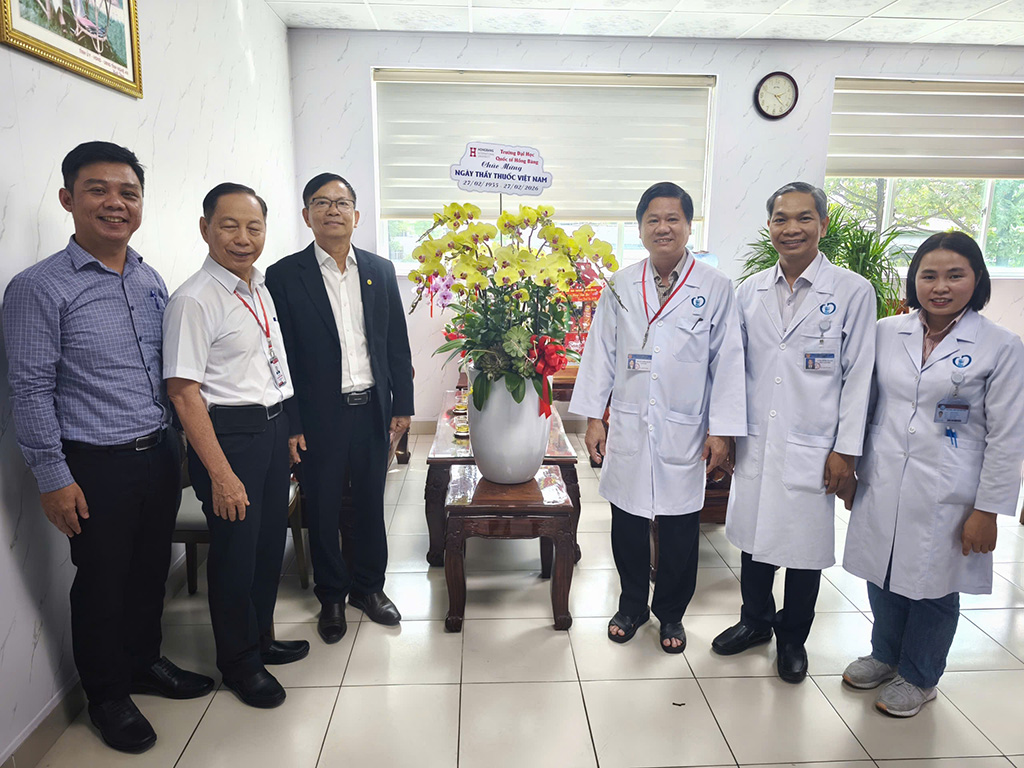 Trường Đại học Quốc tế Hồng Bàng chúc mừng Bệnh Viện Thống Nhất Đồng Nai