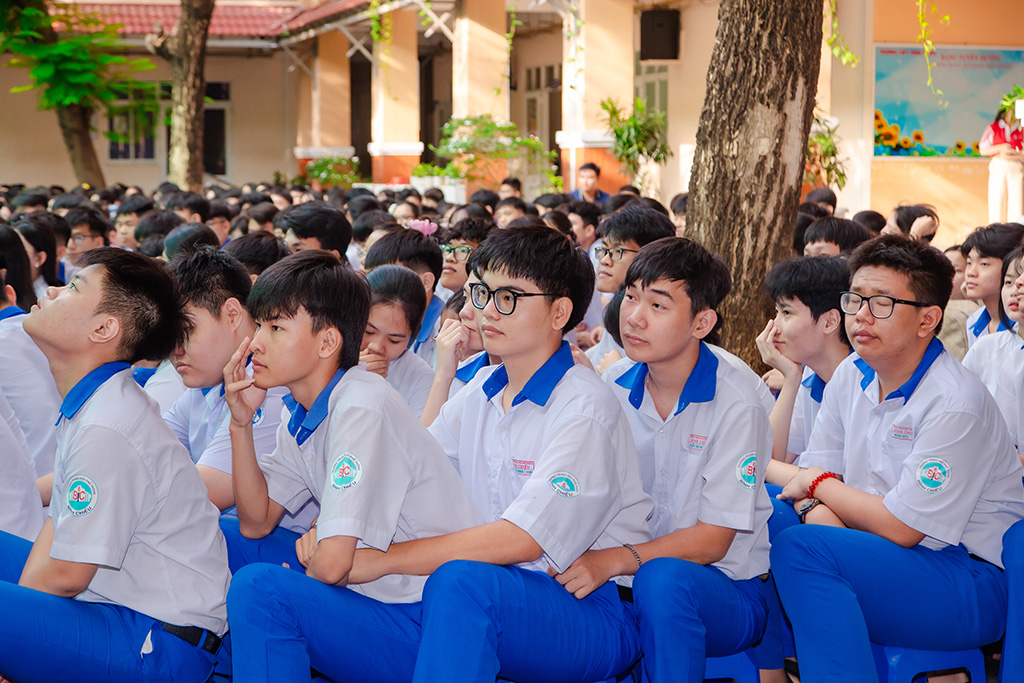 Nhiều học sinh lắng nghe và xúc động trước những câu chuyện về tình yêu thương gia đình.