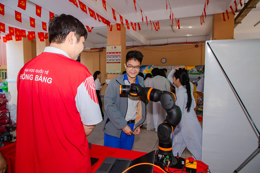 hu vực trải nghiệm ngành nghề do sinh viên HIU thực hiện thu hút sự quan tâm của học sinh.