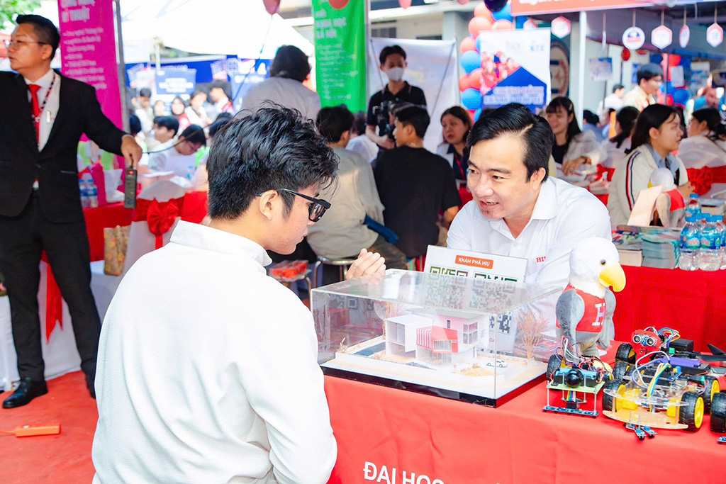 Học sinh tham gia các hoạt động tương tác tại gian tư vấn của HIU trong khuôn khổ Ngày hội Tư vấn tuyển sinh – hướng nghiệp 2026