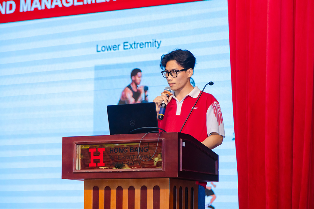 Sinh viên HIU trình bày phần phân tích ca bệnh viêm màng não tại hội nghị học thuật quốc tế do Khoa Kỹ thuật Phục hồi chức năng tổ chức.