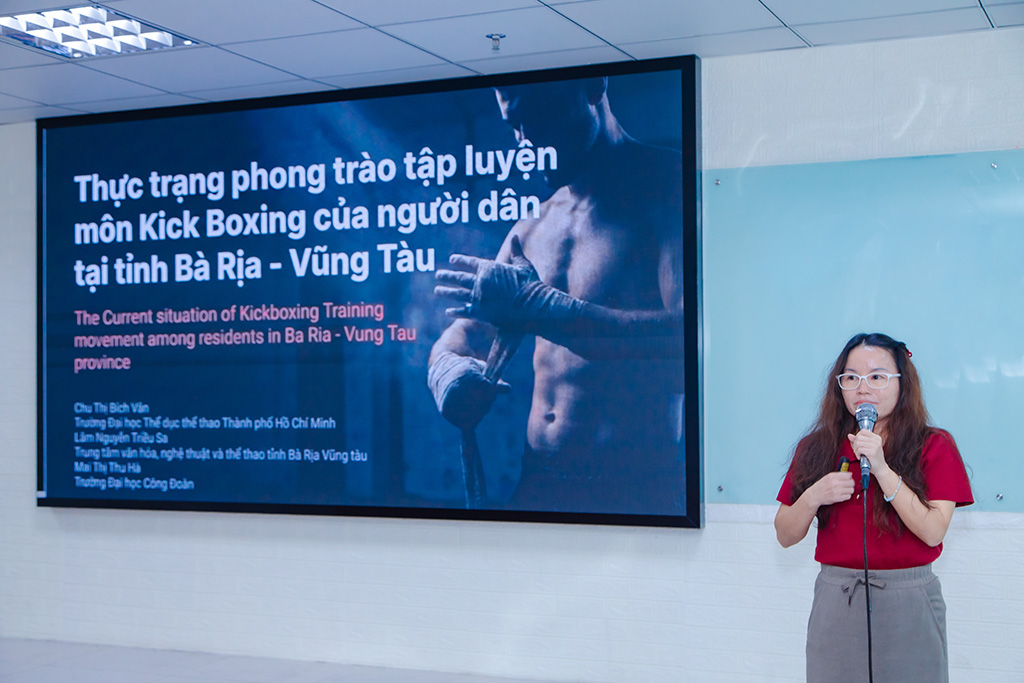 PGS.TS Chu Thị Bích Vân - Trưởng khoa Quản lý Thể thao, Trường Đại học TDTT, TP Hồ Chí Minh trình bày báo cáo tại hội thảo