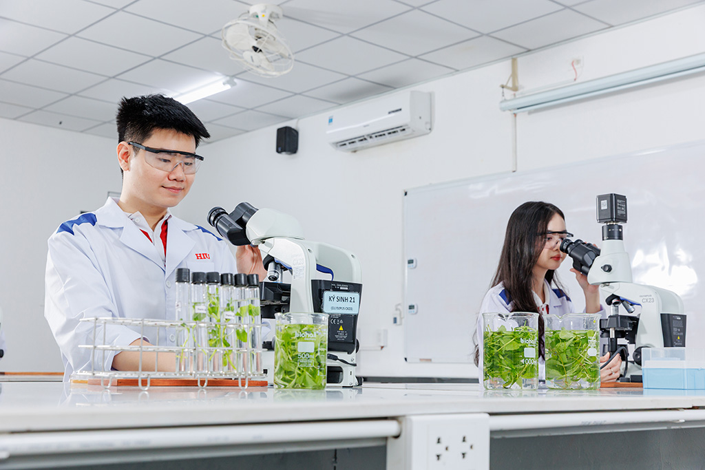 Sinh viên được tạo điều kiện thực hành chuyên sâu, trực tiếp thao tác và vận hành thiết bị