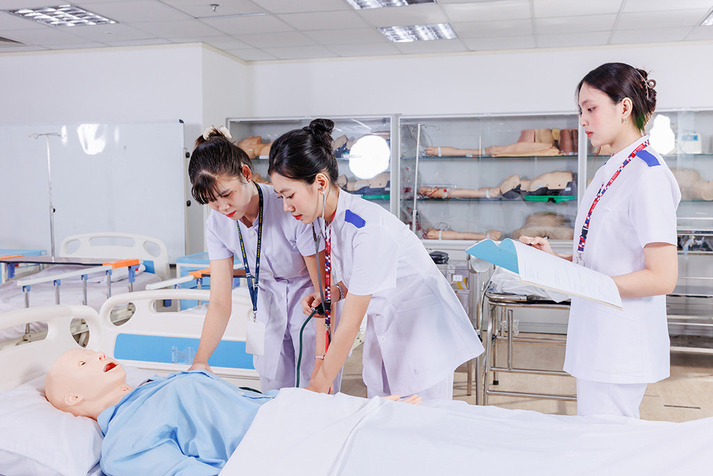 Ngành Điều dưỡng tại Trường Đại học Quốc tế Hồng Bàng được đào tạo theo hướng chuyên sâu – thực tiễn – hội nhập quốc tế