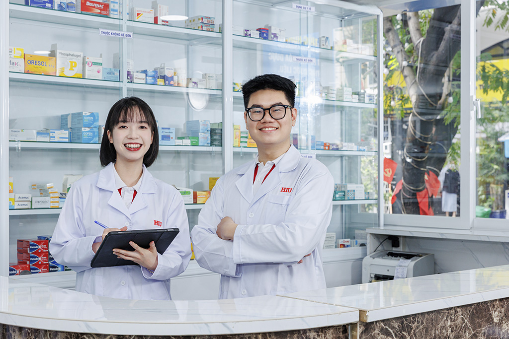 Ngay từ năm nhất, sinh viên đã được tiếp cận thực hành tại hệ thống phòng thực hành, Nhà thuốc Hồng Bàng và Vườn Dược liệu của HIU