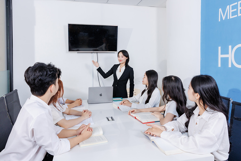 Sinh viên HIU trong ngành Fintech: Được trang bị những kiến thức và kỹ năng cần thiết để dẫn đầu trong nền kinh tế số.