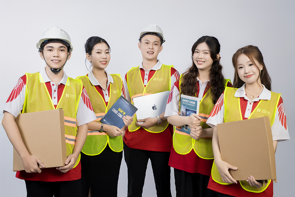 Thương mại điện tử (E-Commerce) là hình thức kinh doanh, mua bán hàng hóa và dịch vụ qua Internet.