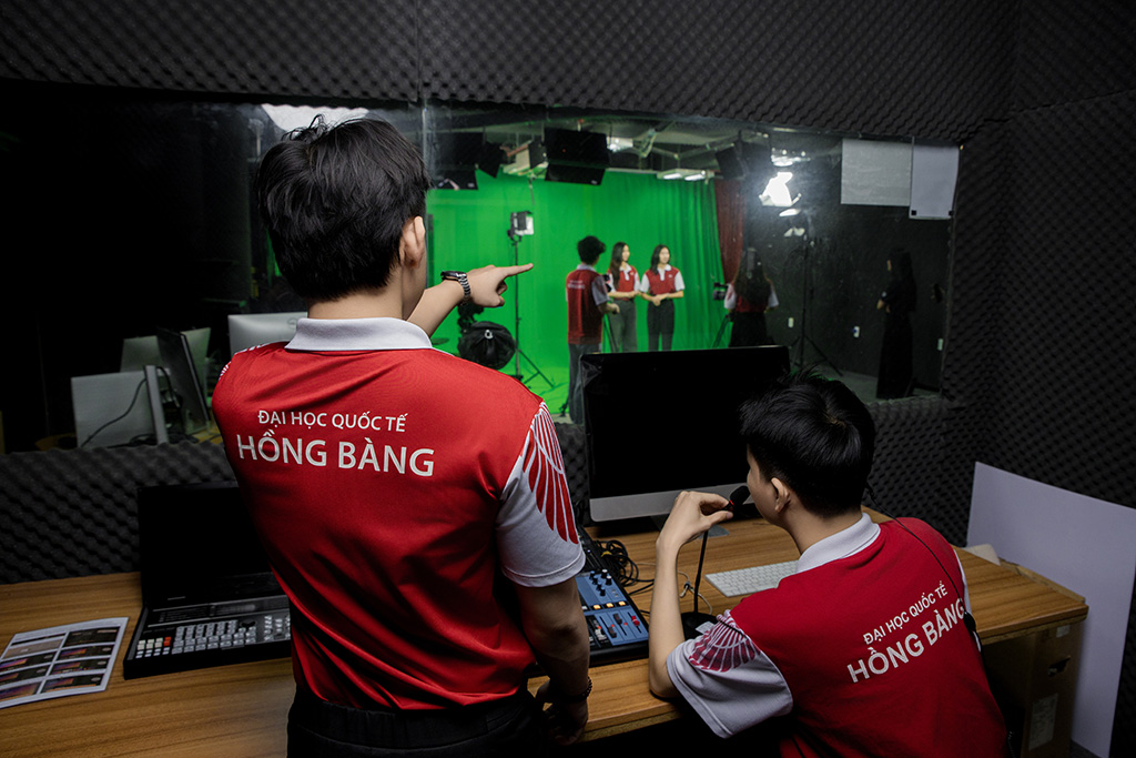 Một buổi học thực hành của nhóm bạn ngành Truyền thông đa phương tiện