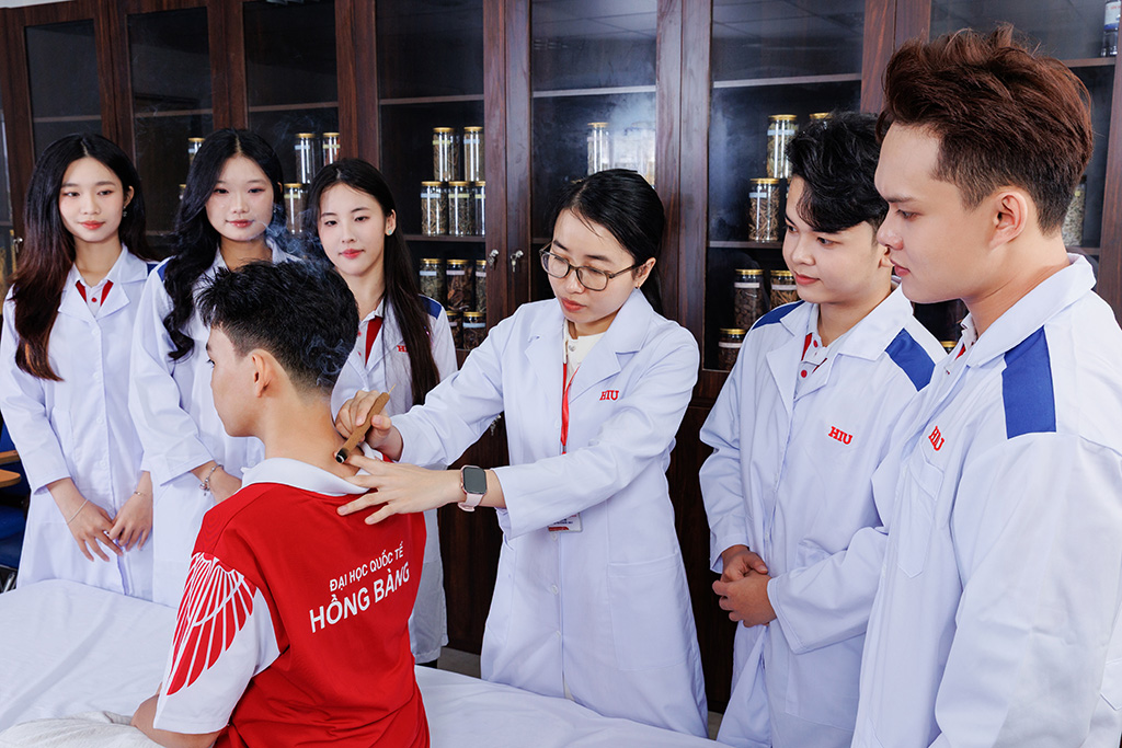 Chương trình đào tạo Chú trọng ứng dụng thực tiễn, kết hợp kiến thức Đông – Tây