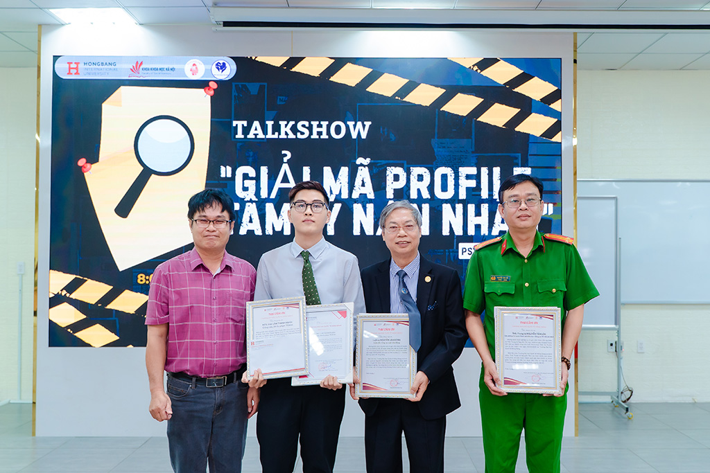 . Th.S Nguyễn Văn San – Phó Trưởng Khoa Khoa học xã hội (bìa trái) trao thư cảm ơn đến các diễn giả tham gia talkshow “Giải mã profile tâm lý nạn nhân”