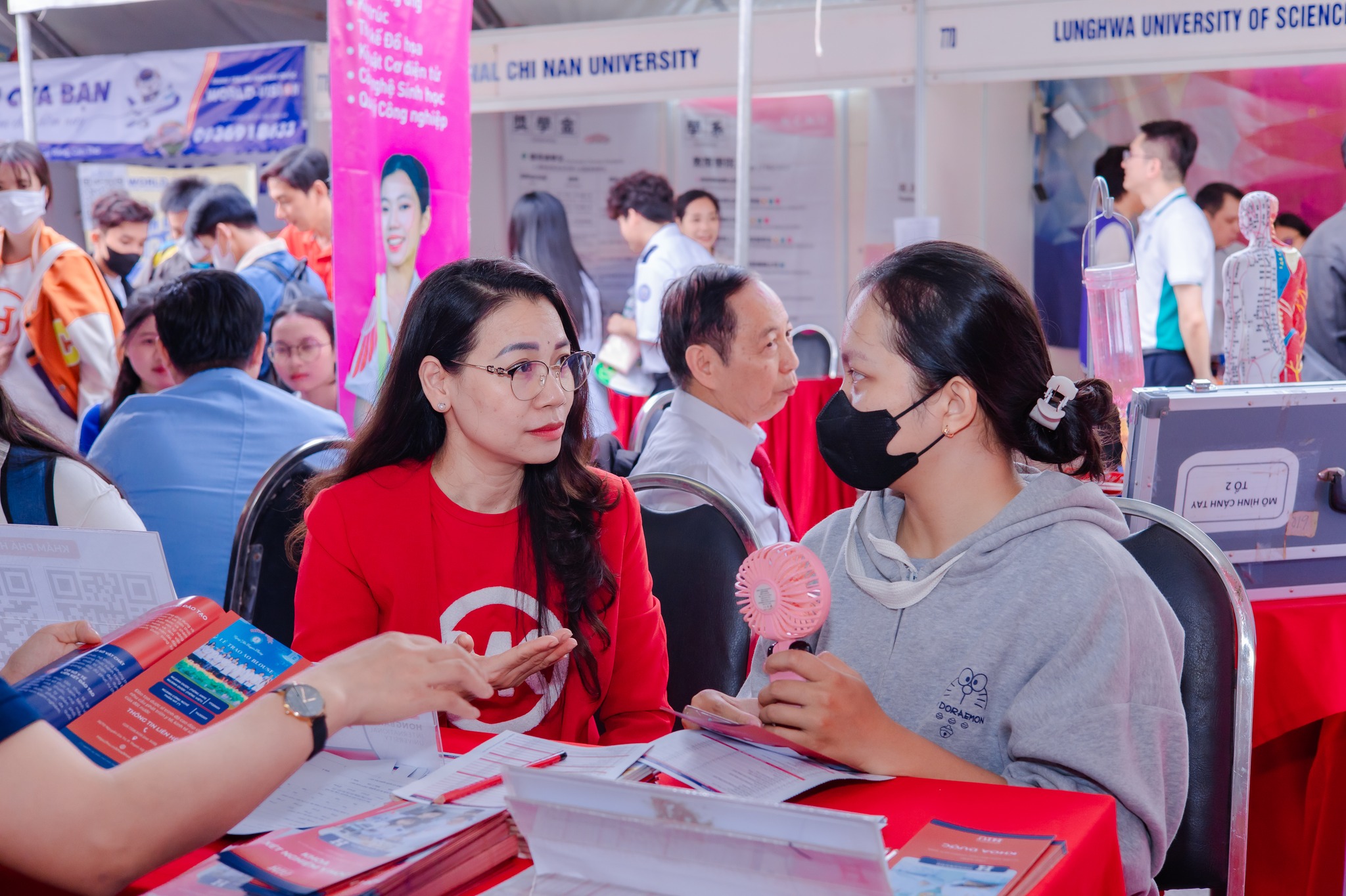 Học đại học gần nhà hay xa nhà? Lời khuyên chi tiết cho thí sinh 2026