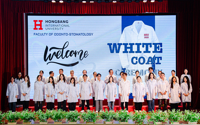 HIU trao áo blouse trắng cho sinh viên Răng Hàm Mặt K25