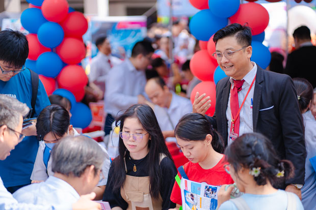 Với nhiều tổ hợp xét tuyển và 6 phương thức xét tuyển, thí sinh có thể chủ động tìm hiểu ngành Công nghệ Thẩm mỹ tại HIU từ sớm .