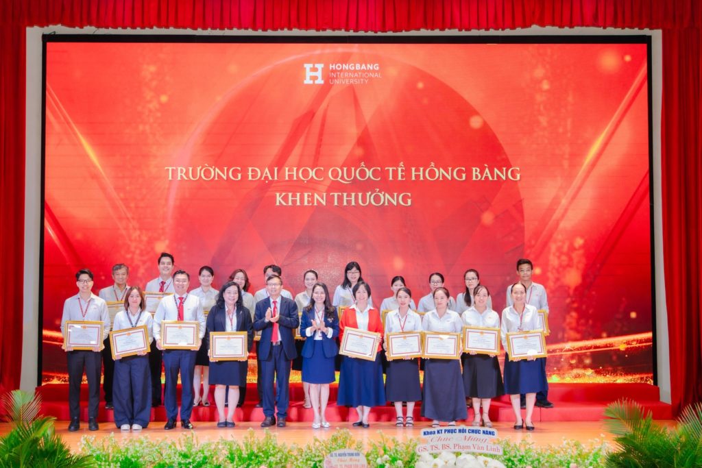 Có thể là hình ảnh về ‎văn bản cho biết '‎HHONGRANG H HONGBANG HONG INTERNATIONA UNIVERSIT TRƯỜNG ĐẠI HOC QUỐC TẾ HỒNG BÀNG THƯỞNG דוב Kлoa ИTP PHC 生7国目 eHuc HANG GS. BS, Plam hanVanLinh‎'‎