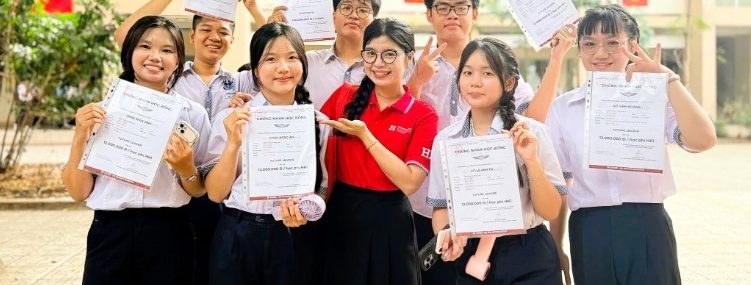 Ngày 10/6/2026 làm thủ tục dự thi tốt nghiệp THPT lúc mấy giờ?