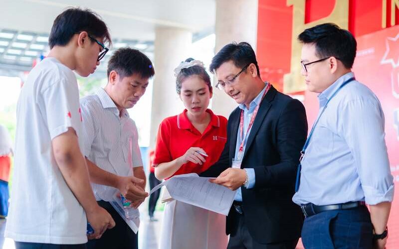 Tra cứu điểm xét tuyển, ngành và học phí HIU 2026