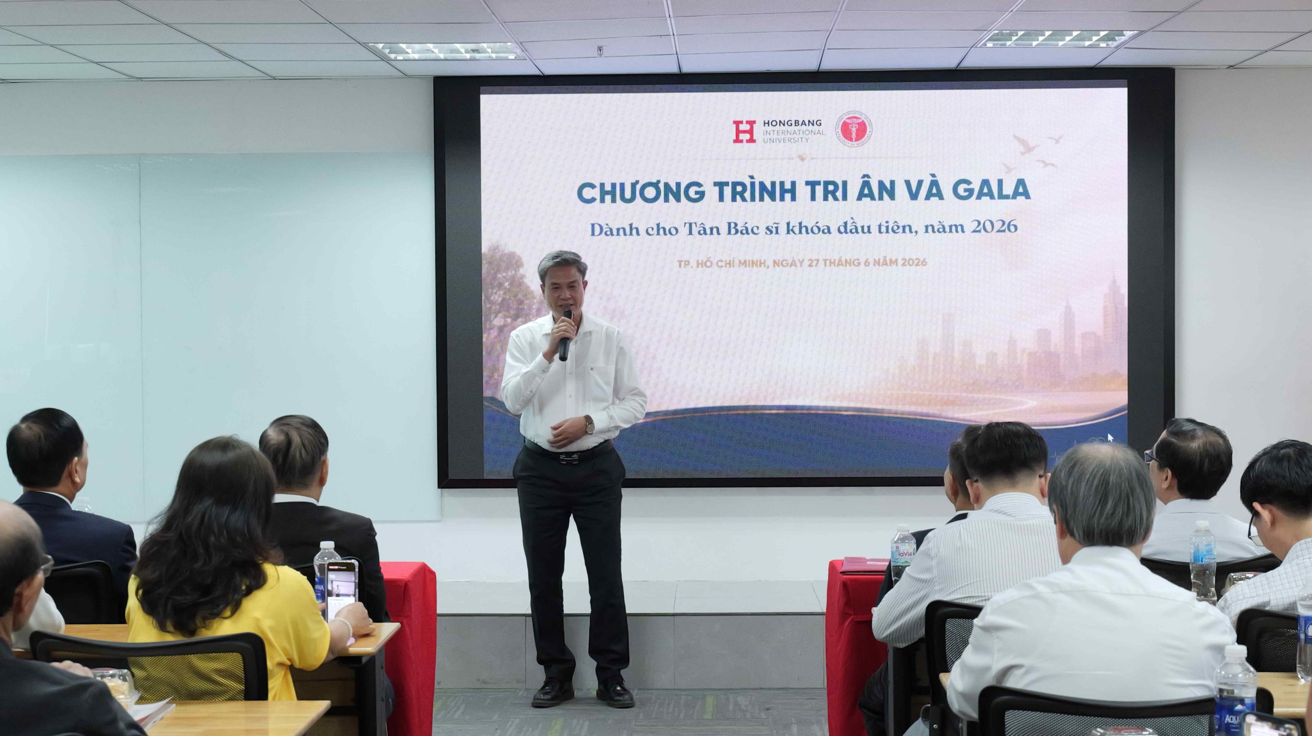 Giảng viên và tân bác sĩ Y khoa K20 tại chương trình