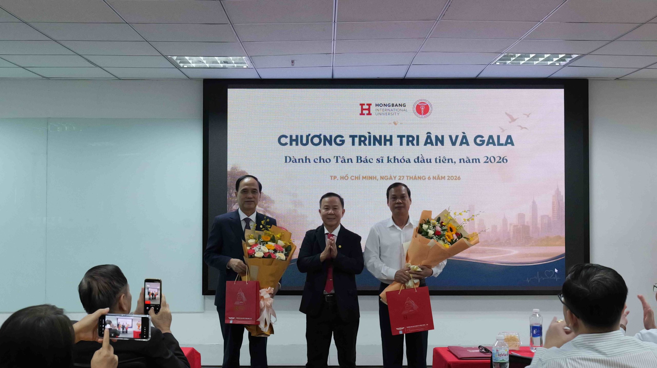 Đại biểu và giảng viên tại chương trình của Khoa Y HIU