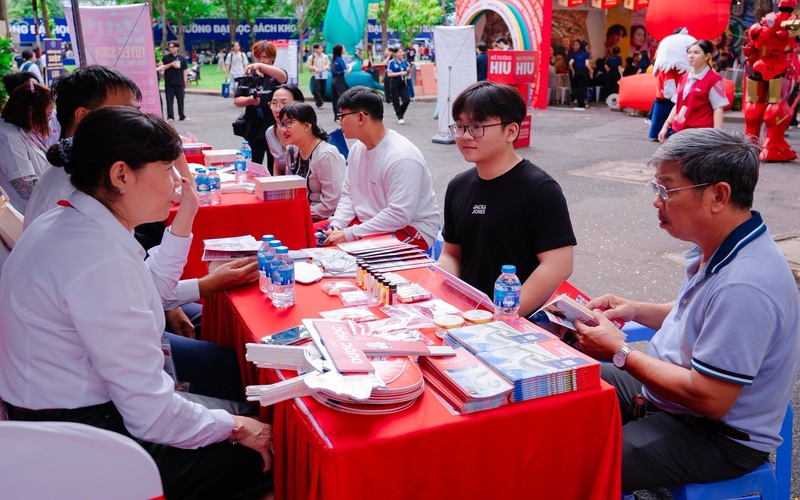 Tra cứu điểm xét tuyển, ngành và học phí HIU 2026